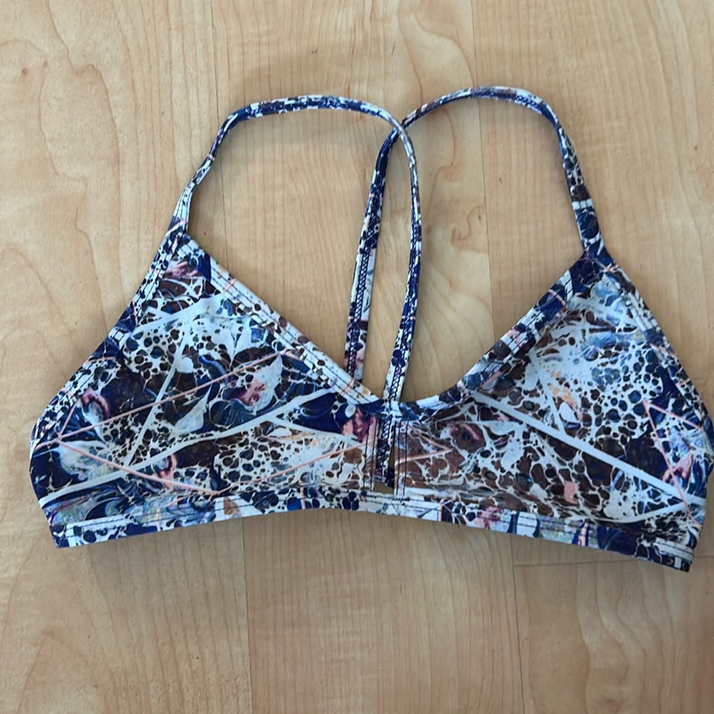 Jolyn Bennett size L bikini top